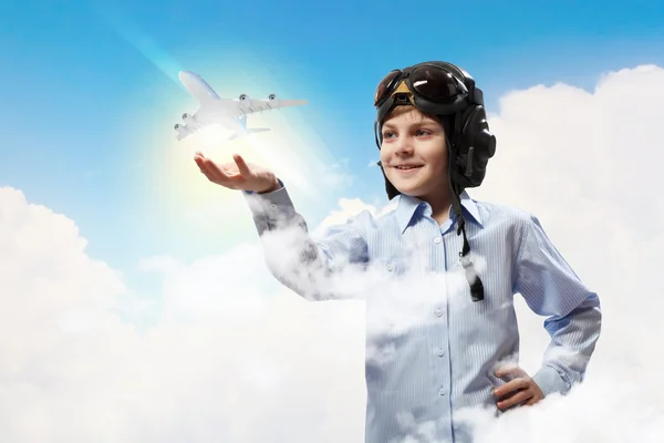 Niño en sombrero de piloto —  Fotos de Stock