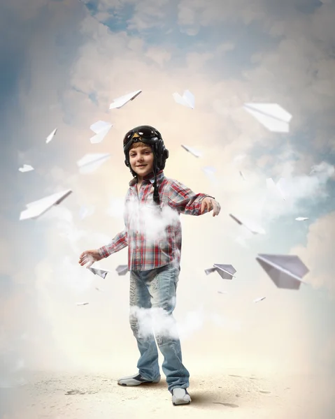 Kleiner Junge mit Pilotenhut — Stockfoto