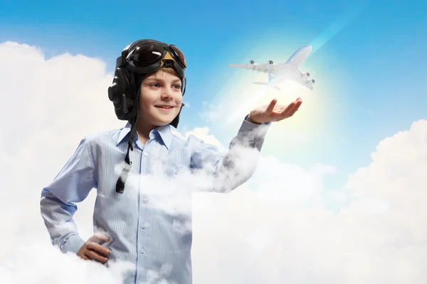 Malý chlapec v klobouku pilota — Stock fotografie