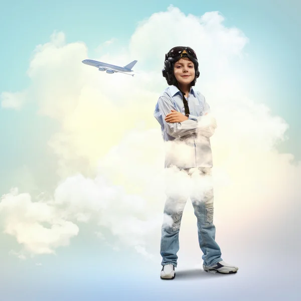 Kleiner Junge mit Pilotenhut — Stockfoto