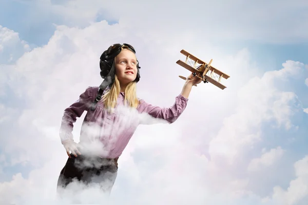 Meisje in helikopterpiloot hoed — Stockfoto