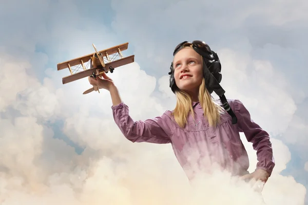 Маленькая девочка в пилотской шляпе — стоковое фото