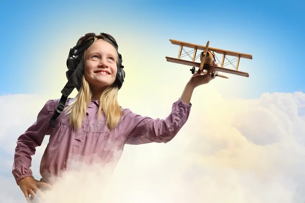 Niña con sombrero de piloto — Foto de Stock