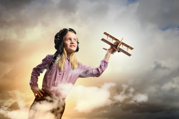 Liten flicka i pilotens hatt — Stockfoto