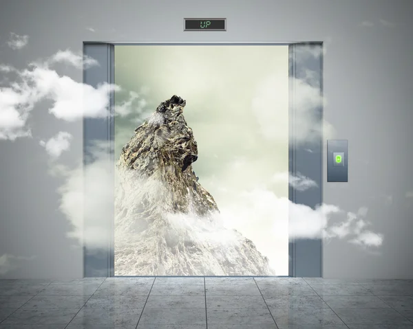 Elevator doors and the natural landscape — 图库照片