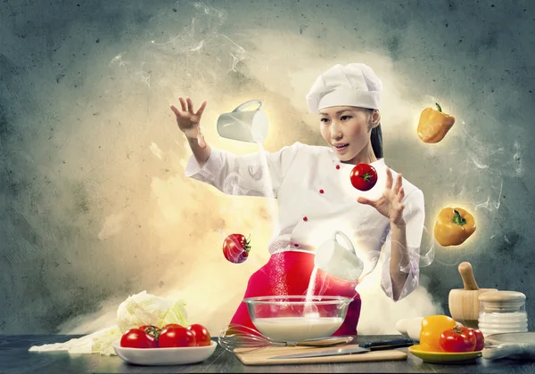 Asijské žena vaření s magií — Stock fotografie