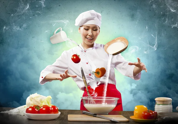 Asiatico femmina cucina con magia — Foto Stock