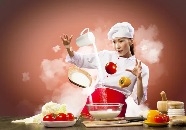 Asiatique cuisine féminine avec magie — Photo