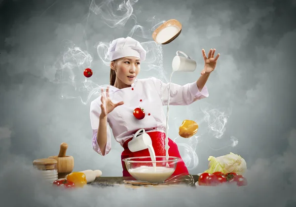 Asiatique cuisine féminine avec magie — Photo
