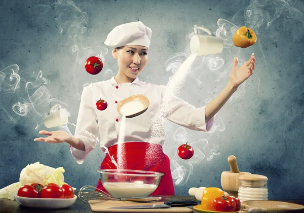 アジアの女性が魔法で調理 — ストック写真