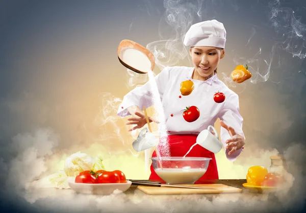 Asiatico femmina cucina con magia — Foto Stock