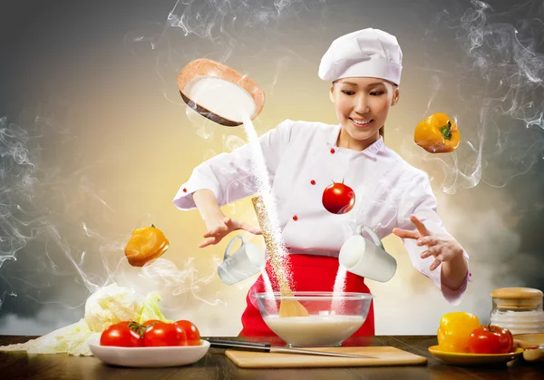 Aziatische vrouw koken met magie — Stockfoto