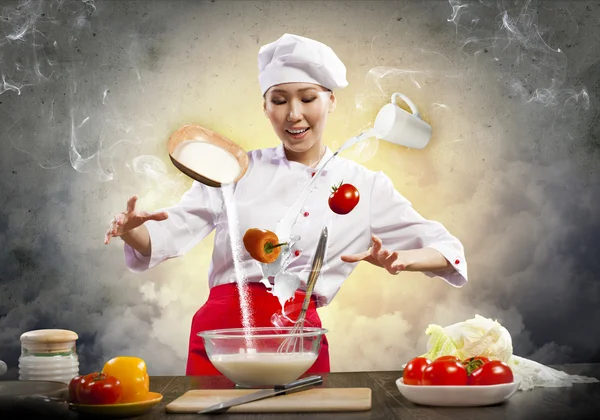 Cocina femenina asiática con magia — Foto de Stock