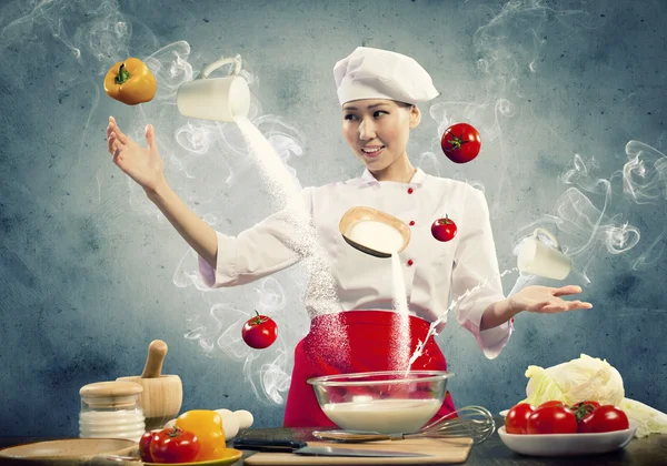 마법 요리 하는 아시아 여성 — 스톡 사진