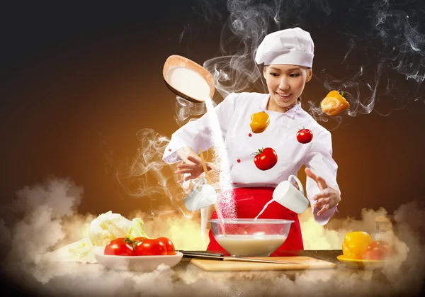 Asiatico femmina cucina con magia — Foto Stock