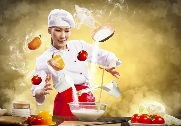 마법 요리 하는 아시아 여성 — 스톡 사진