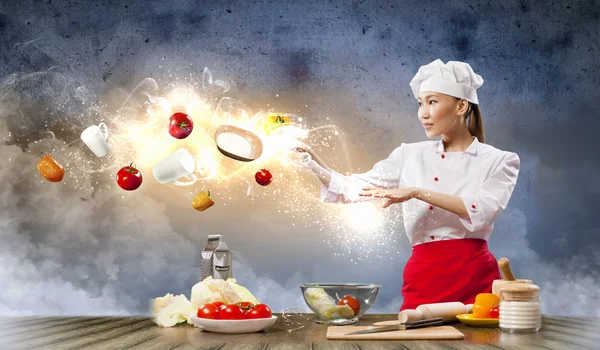 Asiatico femmina cucina con magia — Foto Stock