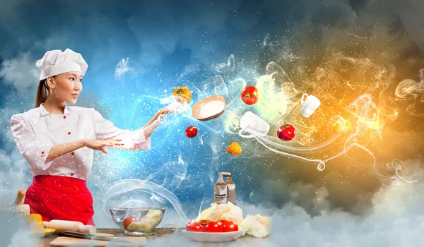 Asiatico femmina cucina con magia — Foto Stock