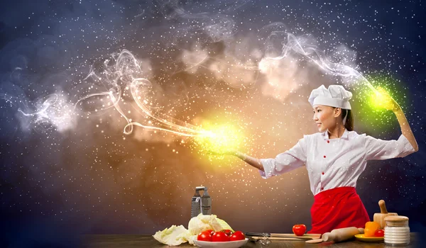 Asijské žena vaření s magií — Stock fotografie