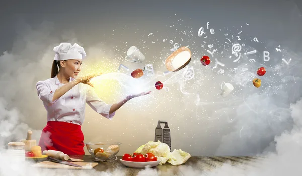 烹饪用魔法的亚洲女性 — 图库照片