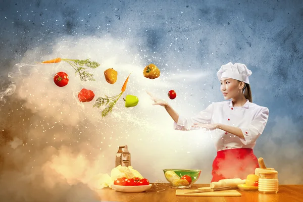 Asiatico femmina cucina con magia — Foto Stock