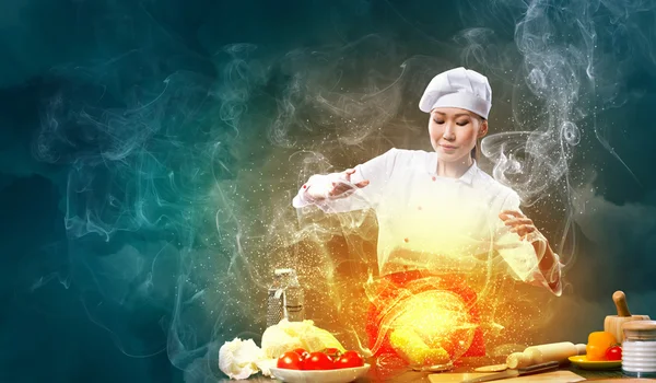 A mágia főzés ázsiai nő — Stock Fotó