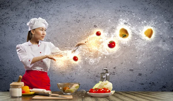 Azji kobieta gotowania z magii — Zdjęcie stockowe