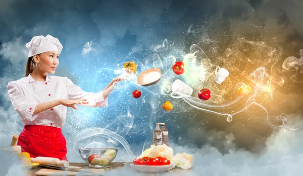 Asiatico femmina cucina con magia — Foto Stock