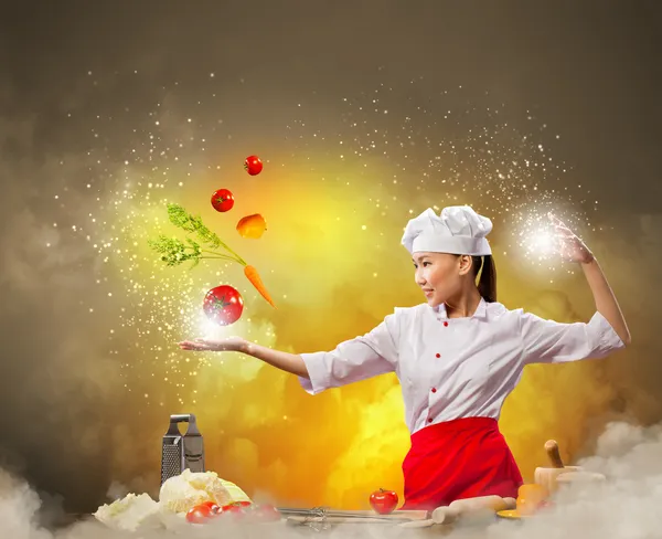 Asiatico femmina cucina con magia — Foto Stock