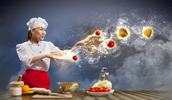 Asyalı kadın ile sihirli yemek — Stok fotoğraf
