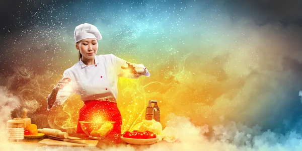Asiática fêmea cozinhar com magia — Fotografia de Stock