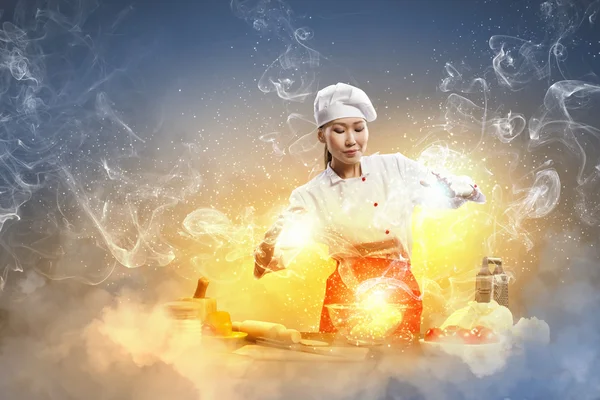 Asiatisk kvinna matlagning med magi — Stockfoto
