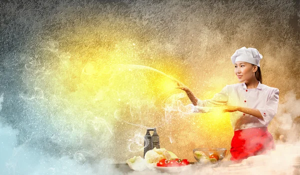 Asiatico femmina cucina con magia — Foto Stock