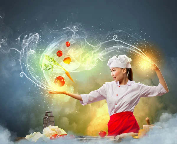 Asiatico femmina cucina con magia — Foto Stock