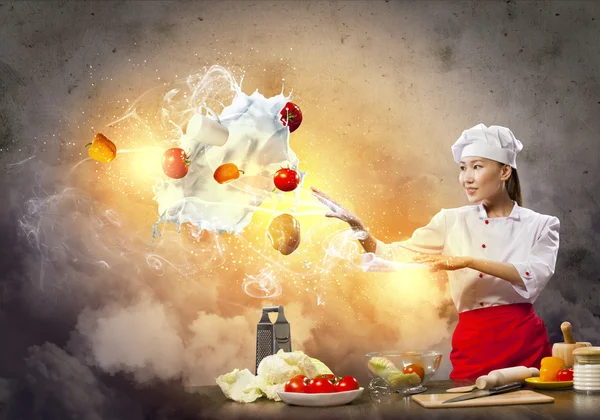 Cocina femenina asiática con magia —  Fotos de Stock