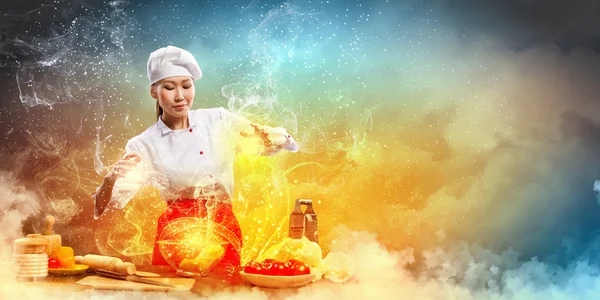 A mágia főzés ázsiai nő — Stock Fotó
