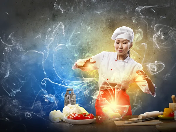 Asiatico femmina cucina con magia — Foto Stock