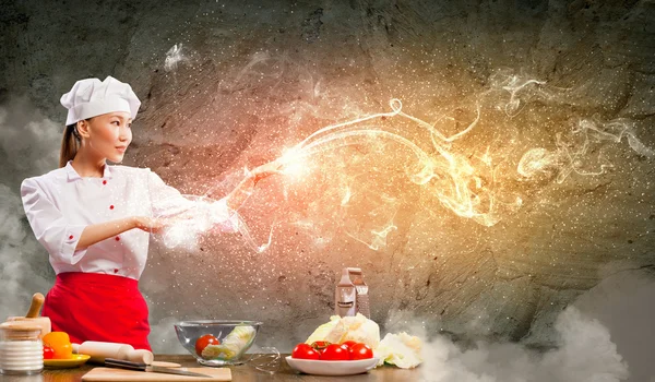 Asiatico femmina cucina con magia — Foto Stock