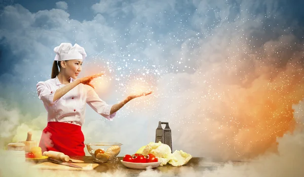 烹饪用魔法的亚洲女性 — 图库照片