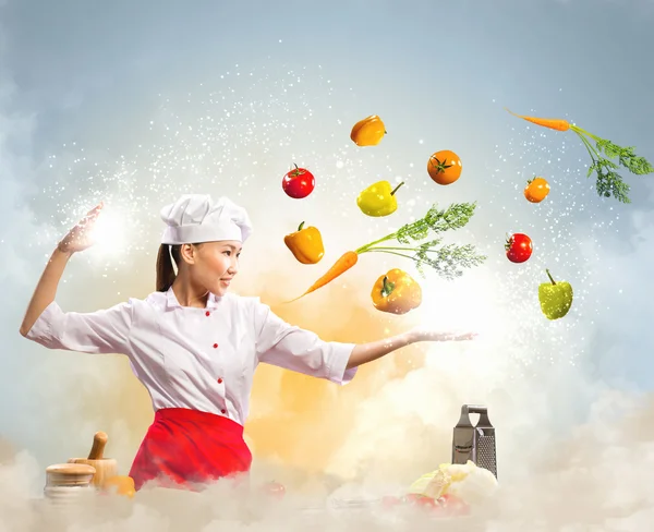 Asiatico femmina cucina con magia — Foto Stock