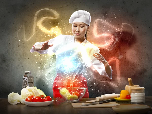 Asiatico femmina cucina con magia — Foto Stock