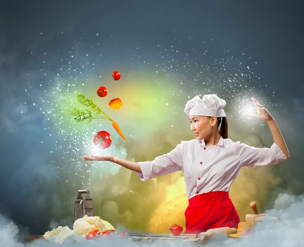 Asijské žena vaření s magií Stock Fotografie