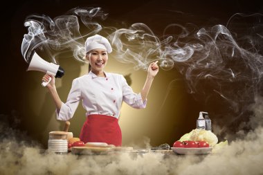 Asyalı kadın aşçı holding megafon