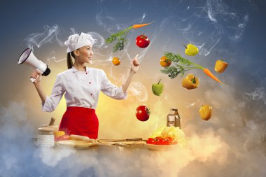 Asyalı kadın aşçı holding megafon