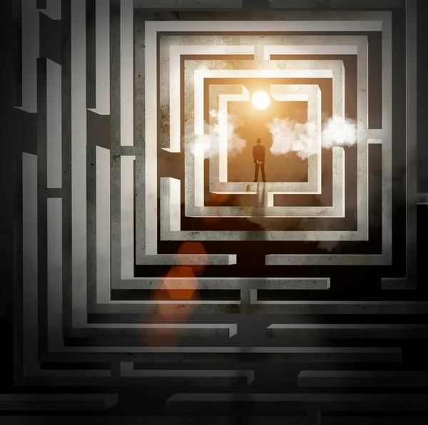 Silhouette di uomo d'affari nel labirinto — Foto Stock