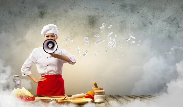 Asiática fêmea cozinhar segurando megafone — Fotografia de Stock