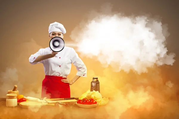Азиатская кухарка с мегафоном — стоковое фото