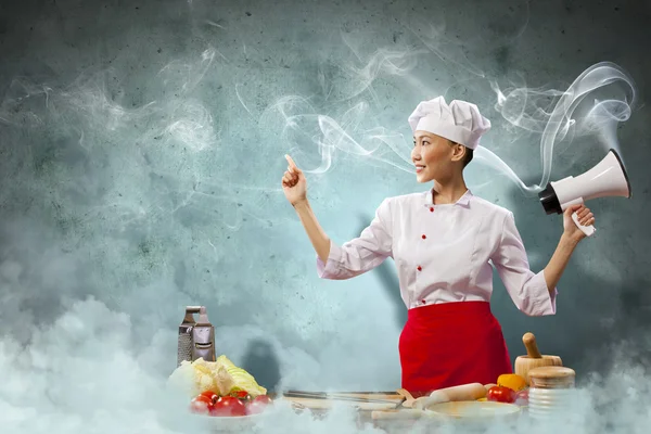 Asiática cocinera sosteniendo megáfono — Foto de Stock