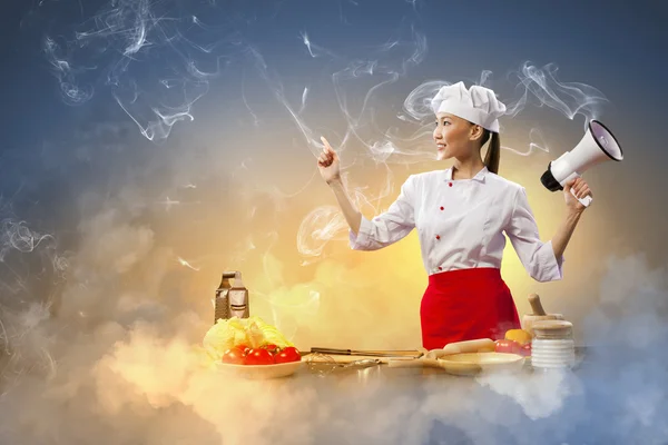 Aziatische vrouwelijke cook bedrijf megafoon — Stockfoto