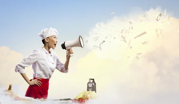 Asijské ženy kuchař hospodářství megafon — Stock fotografie